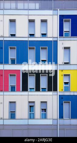 Ein gerader Blick auf eine bunte Fassade eines modernen Gebäudes in einer Nachbarschaft der Stadt Burgos, Spanien. Architekturkonzept Stockfoto