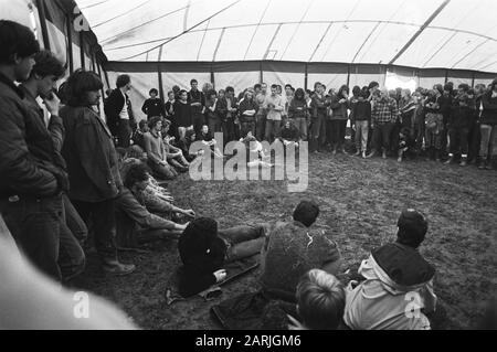 Actionisten stoppen die Aktionen und brechen das Zeltlager im Dodewaard Atomkraftwerk auf Treffen der Aktivisten Datum: 22. September 1981 Ort: Dodewaard, Gelderland Schlüsselwörter: Aktive Aktivitäten, Kernkraftwerke, Zeltlager Stockfoto