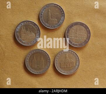 Deutsche Zwei Euro-Münzen Geld (EUR), Währung der Europäischen Union Stockfoto