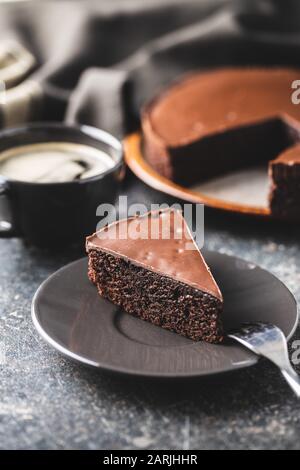 Schokoladen-Brownies-Kuchen auf dem Teller. Stockfoto