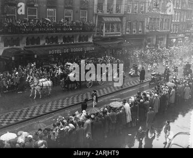 Eintritt des Heiligen Nikolaus in Amsterdam Datum: 16. November 1957 Ort: Amsterdam, Noord-Holland Schlüsselwörter: Eintritt, Sinterklaas-Feiern Stockfoto