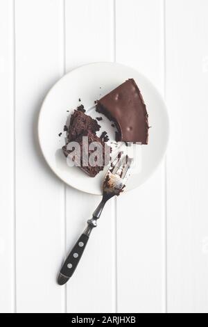 Schokoladenkuchen auf weißem Tisch. Stockfoto