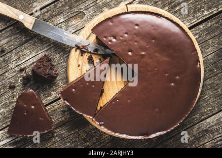 Schokoladenkuchen auf Holzschneidebrett. Stockfoto