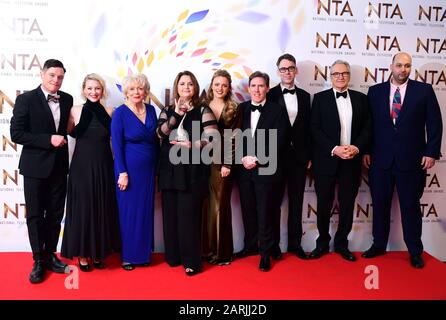 Mathew Horne, Joanna Page, Alison Steadman, Ruth Jones, Laura Aikman, Rob Brydon, Robert Wilfort, Larry Lamb und Gast (von links nach rechts) akzeptieren den Impact Award für "Gavin and Stacey, Christmas Special" im Presseraum während der National Television Awards in der Londoner O2 Arena. Stockfoto