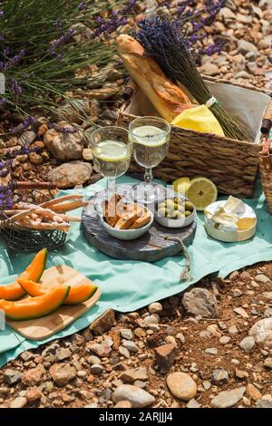 Picknick im Freien an einem sonnigen Sommertag auf einem Lavendelfeld. Valensole, Frankreich Stockfoto