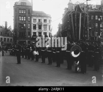 Abdankung Königin Wilhelmina/Einweihung Königin Juliana Einweihung Königin Juliana. Die Marinekapelle am De Dam während der Urlaubswoche. Datum: September 1948 Ort: Amsterdam, Noord-Holland Schlüsselwörter: Einweihung, Königshaus, Name der Musikeinrichtung: Marinierskapelle der Royal Navy Stockfoto