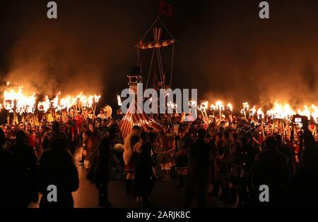 Mitglieder der Jarl Squad in Lerwick auf den Shetland-Inseln während des "Up Helly Aa Viking"-Festivals. Das in den 1880er Jahren stammende Festival feiert Shetlands nordisches Erbe. Stockfoto