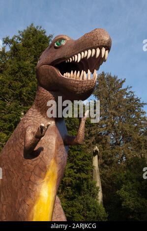 Dinosaurierstatue in Prehistoric Gardens, Highway 101, Southern Oregon Coast. Stockfoto