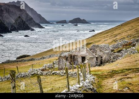 Die Ruinen eines alten Hungersteins errichteten Cottage auf einem abgelegenen Teil der Irelands Westküste im County Donegal Stockfoto