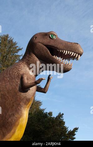 Dinosaurierstatue in Prehistoric Gardens, Highway 101, Southern Oregon Coast. Stockfoto