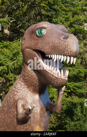 Dinosaurierstatue in Prehistoric Gardens, Highway 101, Southern Oregon Coast. Stockfoto