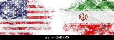 Amerikanische Flagge und iranische Flagge in Rauchform auf weißem Hintergrund. Begriff des Weltkonflikts und des Krieges. Amerika gegen die Iran-Metapher. Kriegswinde. Stockfoto