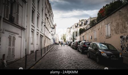 Paris, Frankreich - 6. Oktober 2018: Menschen ziehen einen Herbsttag auf der berühmten Straße des Montmartre Viertels Stockfoto
