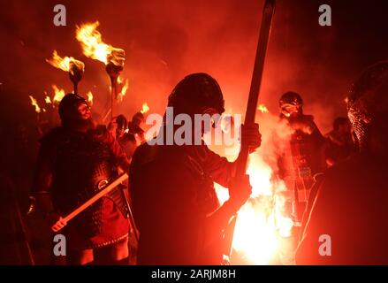 Mitglieder der Jarl Squad in Lerwick auf den Shetland-Inseln während des "Up Helly Aa Viking"-Festivals. Das in den 1880er Jahren stammende Festival feiert Shetlands nordisches Erbe. Stockfoto