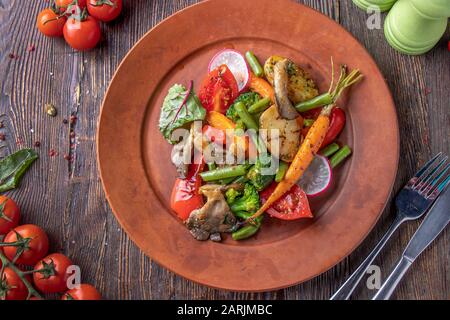 Vegetarisches Essen, Beilage von gebackenem Gemüse und Pilzen, Restaurantgericht, Horizontale Ausrichtung, Draufsicht Stockfoto