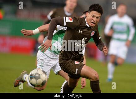 28. Januar 2020, Bayern, Fürth: Fußball: 2. Bundesliga, SpVgg Greuther Fürth - FC St. Pauli, 19. Spieltag im Sportpark Ronhof. Ryo Miyaschi aus Pauli kümmert sich um den Ball. Foto: Timm Schamberger / dpa - WICHTIGER HINWEIS: Gemäß den Vorschriften der DFL Deutsche Fußball Liga und des DFB Deutscher Fußball-Bund ist es verboten, im Stadion und/oder aus dem fotografierten Spiel in Form von Sequenzbildern und/oder videoähnlichen Fotoserien auszunutzen oder auszunutzen. Stockfoto