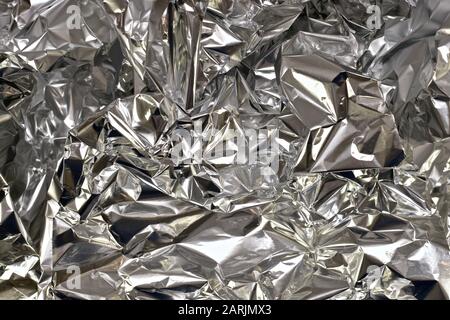 Eine zerknitterte, schlaffe Aluminiumfolie als Hintergrund. Stockfoto