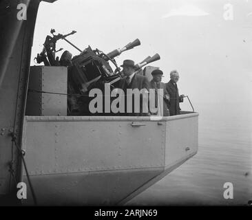 MPS bei Hr. Frau Dan. Karel Doorman Datum: 7. Oktober 1947 Schlüsselwörter: Marine, Politiker, Schiffe Stockfoto