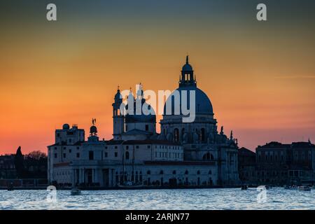 Atemberaubender Sonnenuntergang über der Lagune von Venedig und der Basilika Santa Maria de la Salute Stockfoto