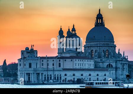 Atemberaubender Sonnenuntergang über der Lagune von Venedig und der Basilika Santa Maria de la Salute Stockfoto