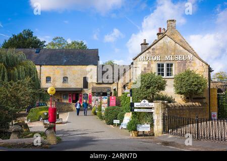 Das Motor Museum im Cotswold-Dorf Bourton-on-the-Water ist eine der wichtigsten Touristenattraktionen. Stockfoto