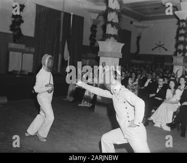 Assaut in den Helder (1947) Bildschirmdemonstration Anmerkung: Der Assaut ist eine jährliche mehrtägige Gala für Marinebeamte in der Ausbildung am Royal Marine Institute (KIM) in den Helder Datum: 13. Dezember 1947 Ort: Den Helder Schlüsselwörter: Midshipmen, Partys, Marine Stockfoto