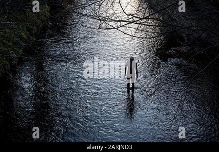 Eine von Sir Antony Gormleys '6-Mal'-Skulpturen im Wasser von Leith in Stockbridge, Edinburgh, Schottland. GROSSBRITANNIEN. Stockfoto