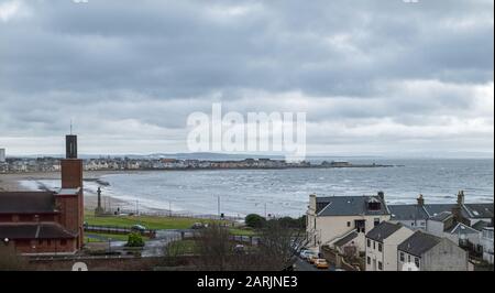 Blick vom Canon Hill Ardrossan zum Hafen von Saltcoats an einem kalten Januartag. Stockfoto