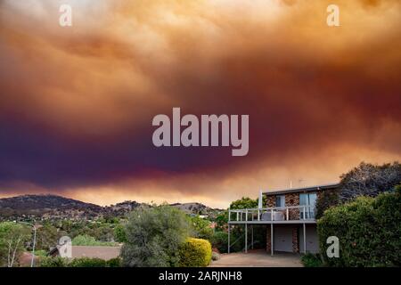 Orroral Valley, NSW, Buschfeuerstrauch über Theodore, Canberra, ACT. 28/01/20. Stockfoto