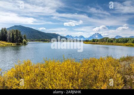 Jackson Lake mit Grand Teton Mountain Range im Hintergrund Stockfoto