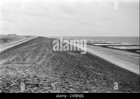 Hondsbossche Wasserwand bei Petten in Deltahöhe in 4 Jahren auf 11,5 Meter über Meeresoberfläche fertiggestellt Datum: 18. März 1981 Ort: Petten Schlüsselwörter: Seawall Stockfoto