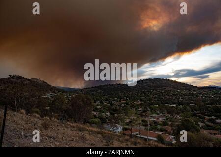 Orroral Valley, NSW, Buschfeuerstrauch über Theodore, Canberra, ACT. 28/01/20. Canberra-Vorort von Theodore im Vordergrund gesehen. Stockfoto