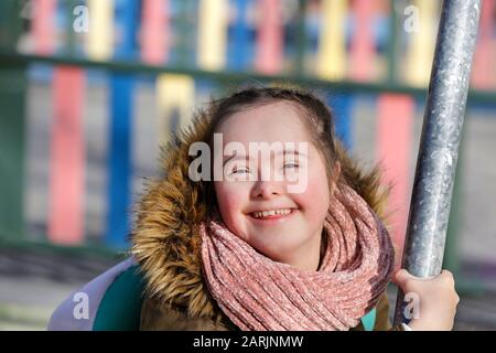 Nettes Mädchen, das auf dem Spielhügel Spaß hat Stockfoto