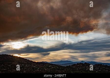 Orroral Valley, NSW, Buschfeuerstrauch über Theodore, Canberra, ACT. 28/01/20. Canberra-Vorort von Theodore im Vordergrund gesehen. Stockfoto