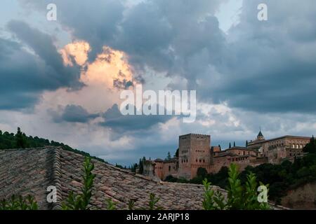 Die Alhambra, eines der einzigen Beispiele für einen intakten maurischen Palast der Welt, ist ein wichtiger Anziehpunkt für den Tourismus in Granada, Spanien. Stockfoto