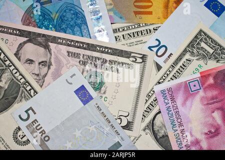 Stapel verschiedener Euro-, US-Dollar- und Schweizer Franken-Banknoten Stockfoto