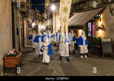 Italien, Sizilien, Provinz Messina, Novara di Sicilia. April 2019. Ostergottesdienst in der mittelalterlichen Hügelstadt Novara di Sicilia. Stockfoto