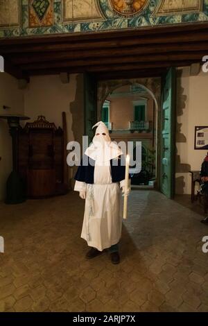 Italien, Sizilien, Provinz Messina, Novara di Sicilia. April 2019. Ostergottesdienst in der mittelalterlichen Hügelstadt Novara di Sicilia. Stockfoto