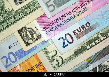 Stapel verschiedener Euro-, US-Dollar- und Schweizer Franken-Banknoten Stockfoto