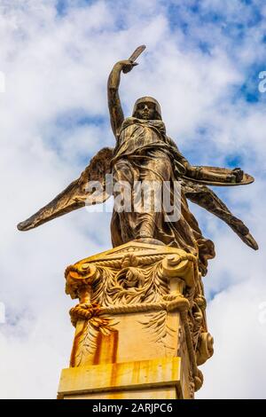 Italien, Sizilien, Provinz Enna, Centuripe. April 2019. Geflügeltes Engel-Denkmal in der antiken Hügelstadt Centuripe. Stockfoto