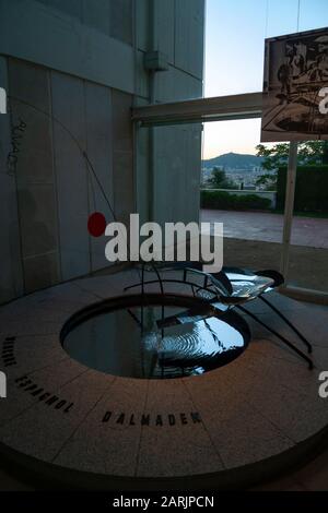 Die Skulptur des Merkurbrunnens von Alexander Calder auf dem Fundacio Joan Miro in Barcelona, Spanien, hat Quecksilber, das darin statt Wasser läuft. Stockfoto