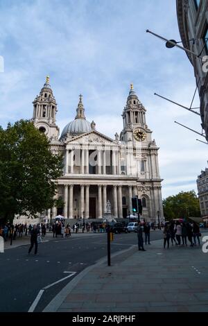 Die Fassade von Saint Paul's Cathedral und Fleet Street an einem geschäftigen Sommertag in London, England, Großbritannien. Stockfoto