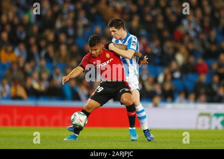 San Sebastian, Spanien. Januar 2020. (L-R) Cucho Hernández (Mallorca), Igor Zubeldia (Lieddad) Fußball/Fußball: Spanischer "La Liga Santander"-Kampf zwischen Real Lieddad 3-0 RCD Mallorca in der reale Arena in San Sebastian, Spanien. Credit: Mutsu Kawamori/AFLO/Alamy Live News Stockfoto