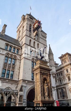 C.B. Birks Londoner Drachenstatue ist vor dem Uhrturm Royal Courts of Justice in Der Fleet Street, City of London, England, Großbritannien zu sehen. Stockfoto