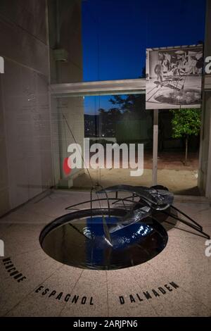 Die Skulptur des Merkurbrunnens von Alexander Calder auf dem Fundacio Joan Miro in Barcelona, Spanien, hat Quecksilber, das darin statt Wasser läuft. Stockfoto