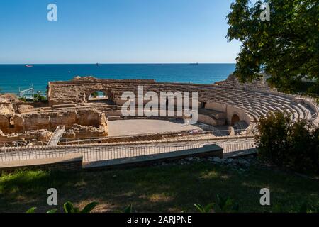 Das römische Amphitheater in Tarragona mit dem Mittelmeer im Hintergrund. Stockfoto
