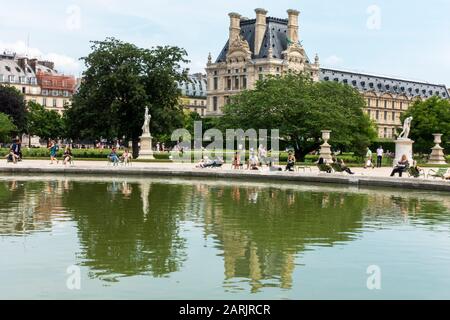 Grand Bassin Rond im Tuileries Garden (Jardin des Tuileries) mit Richelieu Flügel des Louvre Museum im Hintergrund, Tuileries Quarter, Paris, Frankreich Stockfoto