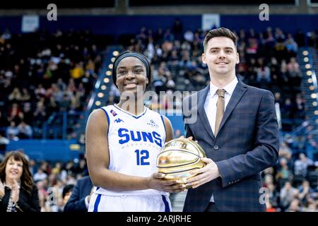 Birmingham, Großbritannien, 26/01/2020. WBBL: Cup-Finale im Arena Birmingham WomenÕs Cup-Finale mit Sevenoaks Sun Beat Durham Palatinates dominiert das Spiel von Anfang an. Sevenoaks SunsÕ Janice Monakana (12) gewinnt MVP. (C)pmgImaging Stockfoto