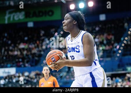 Birmingham, Großbritannien, 26/01/2020. WBBL: Cup-Finale im Arena Birmingham WomenÕs Cup-Finale mit Sevenoaks Sun Beat Durham Palatinates dominiert das Spiel von Anfang an. Sevenoaks SunsÕ Janice Monakana (12) Sucht während des Spiels nach einem Teamkollegen. (C)pmgImaging Stockfoto