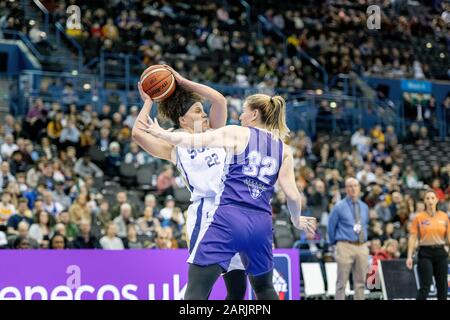 Birmingham, Großbritannien, 26/01/2020. WBBL: Cup-Finale im Arena Birmingham WomenÕs Cup-Finale mit Sevenoaks Sun Beat Durham Palatinates dominiert das Spiel von Anfang an. Sevenoaks SunsÕ Cat Carr (22) sucht Teamkollegen, während Mollie Campell (32) von Durham Palatinates verteidigt. (C)pmgImaging Stockfoto